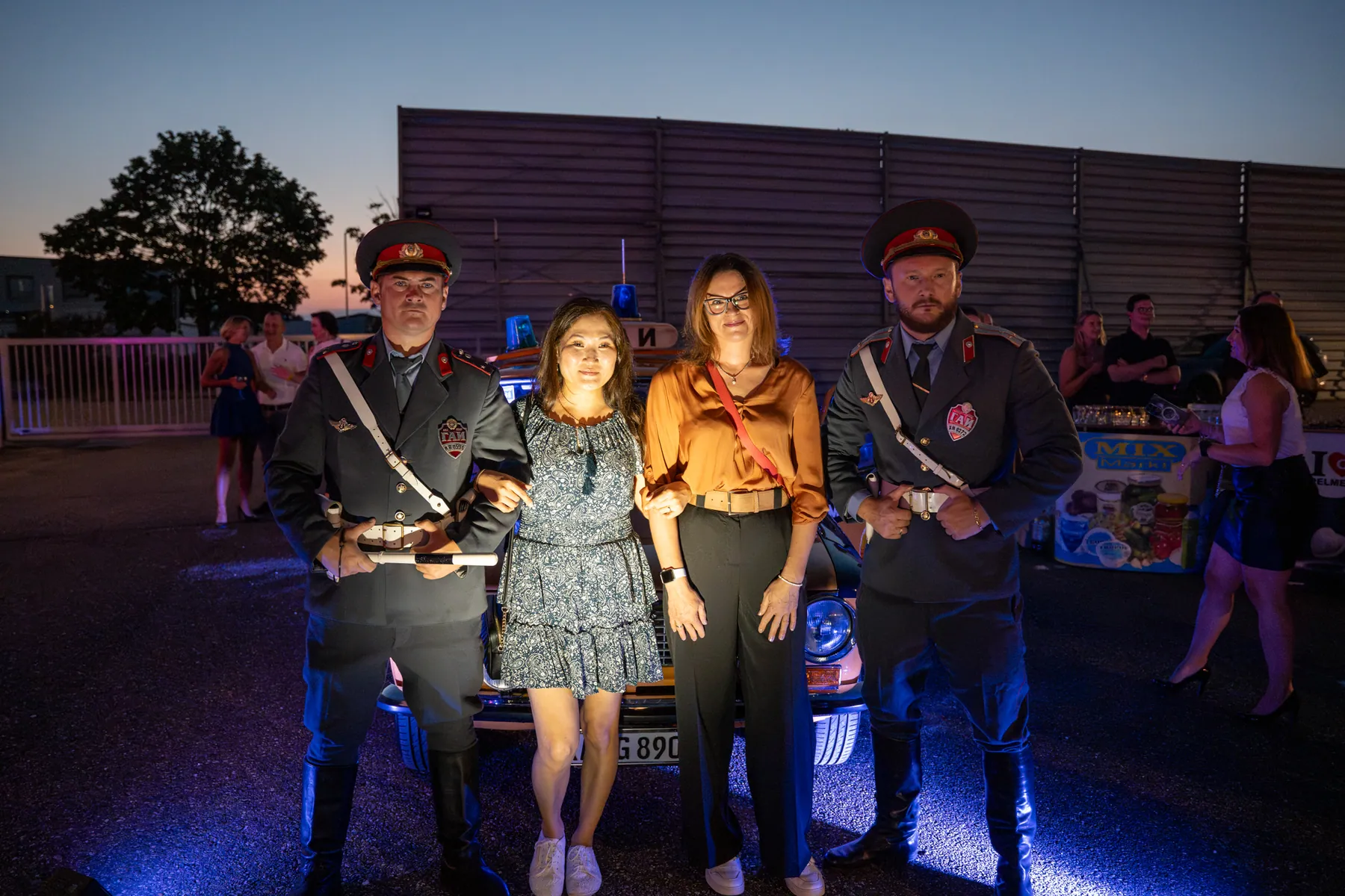 Gäste mit den Miliz-Darstellern vor dem Presswerk Kuppenheim bei der ADAM’S Russian Night im Juli 2026