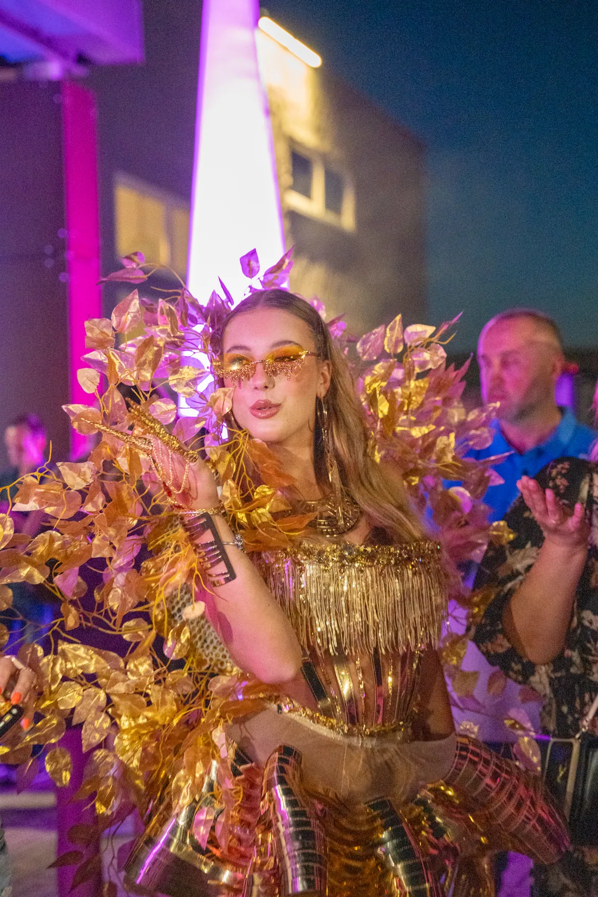Tänzerin im goldenen Kostüm