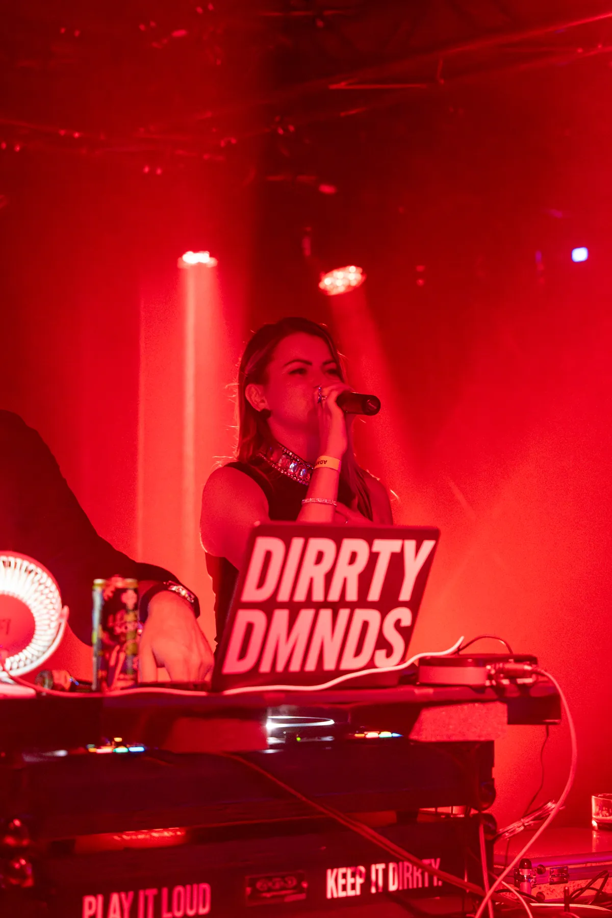 DJ Dirrty DMNDS am Pult im roten Licht