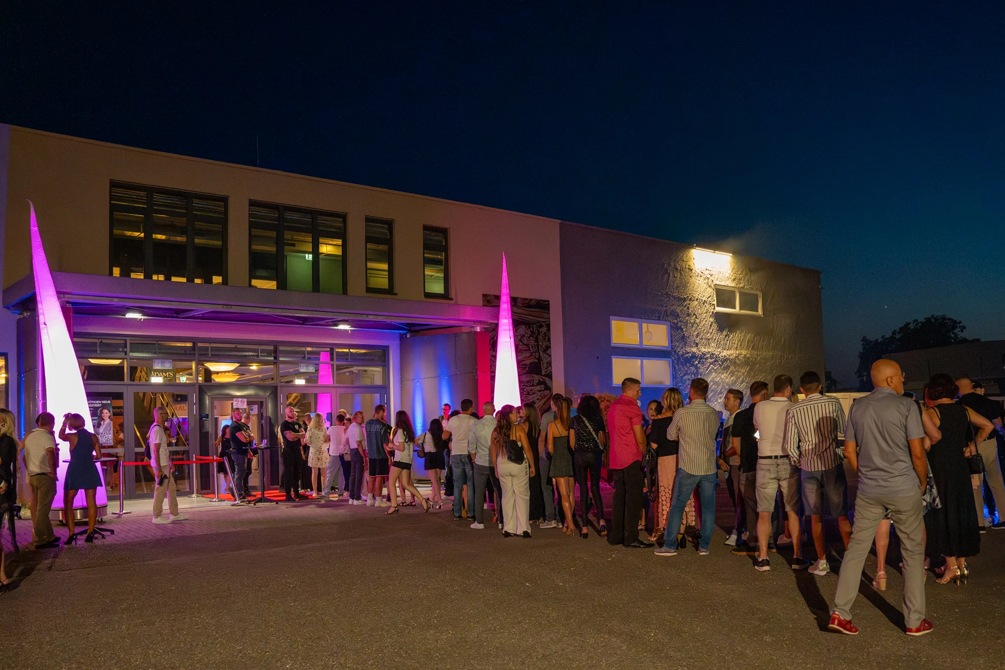 Lange Schlange vor dem Presswerk Eventhaus in Kuppenheim bei der ADAM’S Russian Night am 18.07.2026